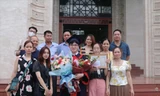 Nguyễn Xuân Đại bên gia đình trong ngày tốt nghiệp trường Đại học Y Hà Nội 