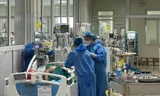 Bệnh nhân COVID-19 nặng điều trị tại BV Bệnh Nhiệt đới T.ƯẢnh: Thái Hà