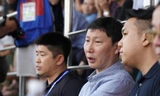 HLV Kim Sang-sik dự khán trên sân Thiên Trường trong quá trình sàng lọc cầu thủ cho ĐTQG Ảnh: LT 