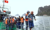 Bộ đội Hải quân đưa người dân gặp nạn trên biển vào bờ an toàn, ngày 8/9 