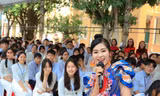 Nghệ sĩ Hà Myo giao lưu với học sinh Trường THPT Nguyễn Duy Trinh (Nghệ An) trong chương trình truyền thông nói không với thuốc lá của báo Tiền PhongẢnh: Trọng Tài