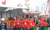 Ngư dân Võ Văn Hân (thứ 2 từ phải sang) cùng các thuyền viên hân hoan mừng con tàu vỏ thép Biển Đông 1 hạ thủy