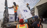 Một lô vắc-xin chuyển đến từ Somalia qua chương trình COVAX Ảnh: AP