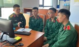 TS Phùng Văn Minh (ngoài cùng bên trái) trao đổi với học viên Học viện KTQS tham gia nghiên cứu khoa học 