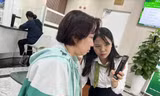 Nhân viên ngân hàng cũng không thành công khi hướng dẫn khách xác nhận sinh trắc học ảnh: U.P 
