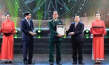 Nhà báo Lê Văn Chương nhận giải Nhì Giải thưởng Thông tin đối ngoại lần thứ VII năm 2021 với loạt bài “Nơi hải chiến Hoàng Sa, bây giờ” đăng trên báo Tiền Phong ảnh: Mạnh Thắng