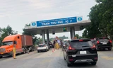 Xe xếp hàng qua trạm thu phí cao tốc Nội Bài - Lào Cai Ảnh: Anh Trọng