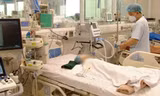 Chăm sóc trẻ mắc COVID-19 tại BV Nhi Trung ương. Ảnh: Khánh Chi
