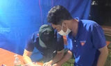 Anh Y Phong Ê ban - Bí thư Đoàn xã Hòa Phú hướng dẫn người dân khai báo y tế 