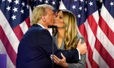 Ứng viên tổng thống đảng Cộng hòa, cựu Tổng thống Mỹ Donald Trump, hôn phu nhân - bà Melania Trump tại bữa tiệc theo dõi đêm bầu cử đêm 5/11 rạng sáng ngày 6/11 tại thành phố West Palm Beach, bang Florida Ảnh: AP