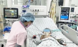 Bệnh nhi SXH nguy kịch được điều trị tại Bệnh viện Nhi Đồng Thành phố Ảnh: BVCC