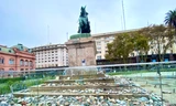 Những viên đá ghi tên nạn nhân chết vì COVID ở Argentina để dưới chân tượng người anh hùng dân tộc Jose de san Martin Ảnh: Lê Xuân Sơn