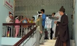 Tố bác sĩ tắc trách, người nhà làm náo loạn Trung tâm y tế để lễ 'trục vong'