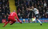 Harry Kane mở tỷ số với cú vẩy mũi giày điệu nghệ. Ảnh: Reuters.