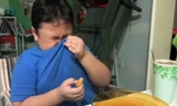Cậu bé bật khóc khi được ăn McDonald's