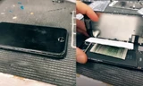 Tìm thấy tờ giấy bí ẩn gài trong iPhone của khách, anh thợ sửa máy hỏi ý kiến cư dân mạng