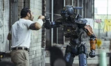 Một cảnh trong phim Chappie, chú robot có trí thông minh và tư duy của con người
