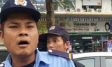 Nhân viên trông xe tại các toà nhà HH mặc đồng phục nhưng không có biển hiệu tên theo quy định đã văng tục và tiến về phía phóng viên định ăn thua khi phát hiện mình bị quay lại hình ảnh. Ảnh cắt ra từ clip.