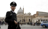 Cảnh sát Italy canh gác ở phía trước nhà thờ Saint Peter tại Rome. (Nguồn: Reuters)