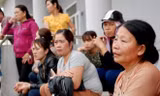 Gia đình đau buồn trước cái chết của sản phụ Thoa tại Bệnh viện Đa khoa tỉnh Quảng Trị sáng 17/3/2017. Ảnh: H.THƠ.