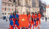 Áo dài Việt tỏa sáng ở thủ đô Praha, thu hút sự quan tâm của bạn bè quốc tế