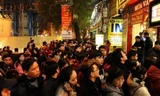 Người dân xếp hàng nửa đêm mua vàng ngày vía Thần tài năm 2018