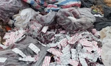 Đà Nẵng: Số lượng lớn thuốc tân dược vứt bỏ bên đường, phủ dưới tấm bạt mỏng