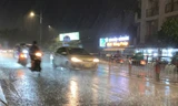 TPHCM mưa lớn kèm gió giật rất mạnh, có nơi cúp điện