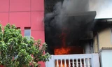 Đám cháy bốc lên ngùn ngụt tại ngôi nhà 4 tầng. Ảnh: CTV.