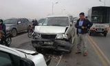 Một trong ba ô tô gặp nạn bị hư hỏng nặng phần đầu.