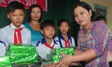Đại diện Phòng GD&ĐT huyện Châu Thành trao quà cho học sinh.
