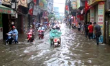 Sáng nay, nhiều tuyến đường ở thủ đô Hà Nội chìm trong biển nước khiến các phương tiện di chuyển gặp khó khăn.