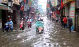 Sáng nay, nhiều tuyến đường ở thủ đô Hà Nội chìm trong biển nước khiến các phương tiện di chuyển gặp khó khăn.