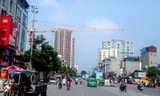 Cần cẩu xây dựng lơ lửng trên đầu người dân phố Tân Mai. Ảnh: Thanh Hà.