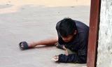 Ăn mày bò lê trên đường xin tiền du khách ở đền Trần