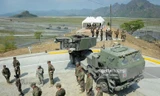 Pháo phản lực HIMARS có tầm bắn lên đến 300km.