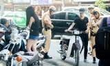 CSGT Hà Nội xử lý 'xế' không đội mũ bảo hiểm vi vu trên đường