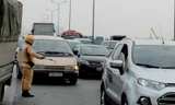 Đường trên cao Hà Nội tắc cứng vì ô tô tông nhau