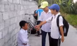 Nam học sinh bị bắt quỳ giữa đường và đánh hội đồng gây phẫn nộ. Ảnh cắt từ video.