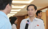 Đại biểu Nguyễn Thái Học (Phú Yên) trao đổi với báo chí bên lề Quốc hội.