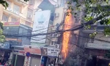 Cột điện bất ngờ bốc cháy ngùn ngụt.