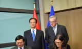 Thủ tướng Nguyễn Tấn Dũng và Chủ tịch Ủy ban châu Âu Jean-Claude Juncker chứng kiến lễ ký kết ngày 2/12/2015 tại Brussels (Bỉ) giữa Bộ trưởng Bộ Công Thương Việt Nam Vũ Huy Hoàng và Cao ủy Thương mại EU Cecilia Malmstrom. Ảnh: An Lê