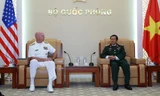 Đại tướng Đỗ Bá Tỵ (bên phải), đón tiếp Tư lệnh Hạm đội Thái Bình Dương Hoa Kỳ Scott Swift sáng nay. Ảnh: TTXVN