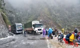Tuyến đường từ Sapa lên Lai Châu, đoạn qua khu vực Thác Bạc bị đóng băng từ khoảng 2h sáng nay, 24/1, khiến các các phương tiện không thể lưu thông, xếp hàng dài trên đèo.