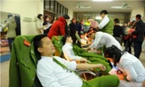 Bất chấp rét lạnh, rất đông thanh niên đã tới hiến máu trong Ngày Chủ Đỏ tổ chức ở Quảng Ninh