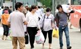 Người dân lỉnh kỉnh đồ đạc trở về Thủ đô sau nghỉ lễ