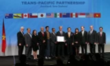 Đại diện các quốc gia thành viên TPP chụp ảnh chung sau lễ ký sáng nay tại Auckland, New Zealand (Ảnh: AFP)