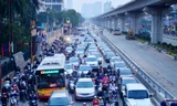 Nhiều tuyến đường Hà Nội ùn tắc, xe máy tràn lên vỉa hè