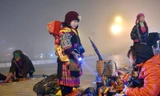 Sapa: Quấn chăn xuống đường mưu sinh trong mưa rét