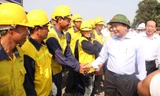 Phó Thủ tướng hỏi thăm công nhân đang thi công cầu Ghềnh mới 